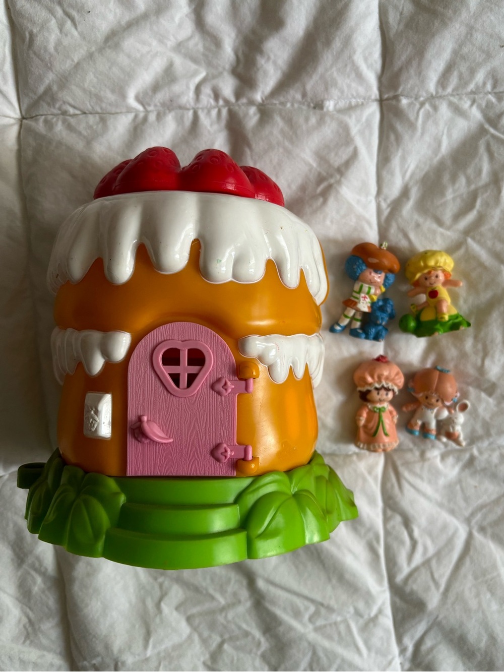 Strawberry Shortcake Cottage and Figures Vintage 1981